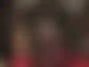 Mistress luce perfecta en un ajustado traje de lycra con gorro de cuero y medias por encima de las rodillas.