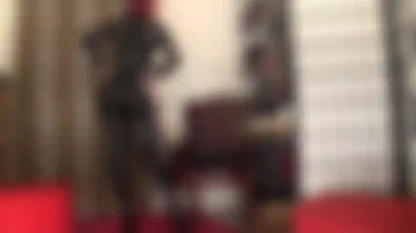 Adoradora de una diosa, con un ajustado traje de pvc negro, corsé y botas hasta el muslo.