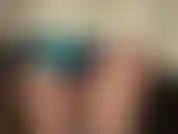 Satén brillante, medias brillantes y fetiche de piel: mira a tu diosa burlarse con su maravilloso trasero en medias brillantes y pantalones cortos de satén verde azulado brillante, luego ponte un lujoso abrigo de piel blanca suave.