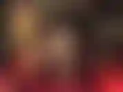 Piernas largas y cruzadas sexys en pantimedias brillantes.