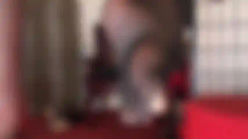 Pies en pantimedias y culo en medias negras super transparentes.