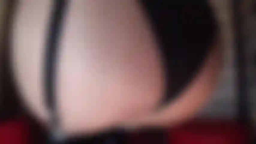 Medias con costura y ligueros combinados con pvc y botas.