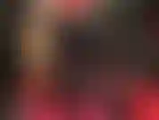 Amante del látex: leggings negros ajustados de goma brillante y guantes rojos sexys para adorar. Mi ama provoca a sus amantes de látex con piernas largas, brillantes y sensuales, y pies de goma negra. Con arnés al final.