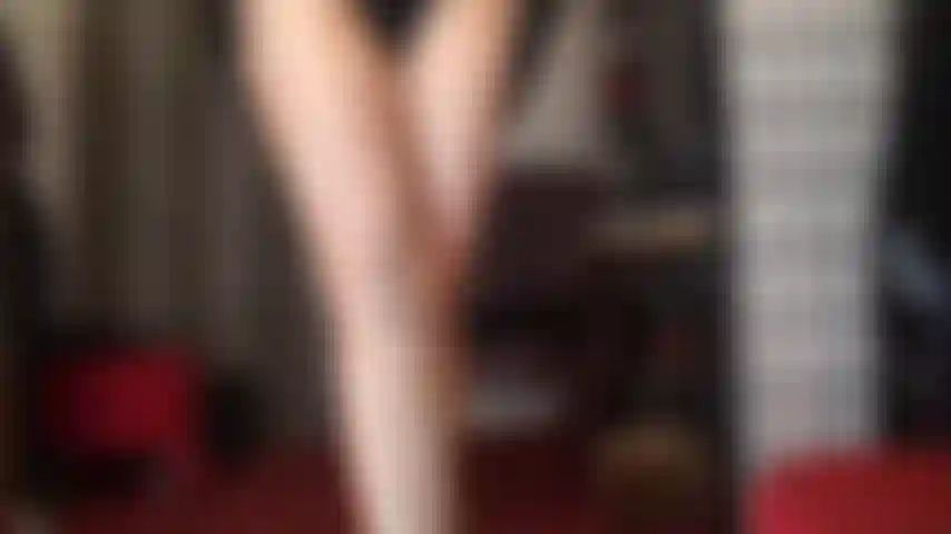 Piernas que te hacen decir mmmmm - las piernas más sedosas y brillantes en pantimedias doradas te hacen convertirte en otra marioneta de caricias para la amante vivian.