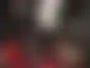 Adoro el trasero de tu diosa en pantalones ajustados, medias y desnudo, mientras mi ama me quita algunas capas. Me siento en la cara, en cuclillas mientras acaricio la polla de tu esclava.