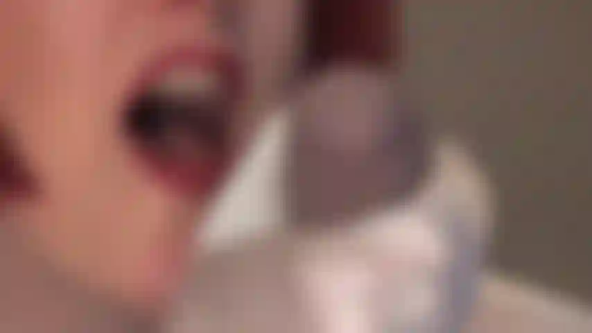 Un pequeño beso, una pequeña lamida... La señora vivian te seduce para que tengas tu primera polla.