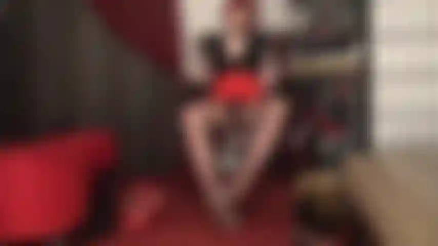 Te hago pajas con los pies en pantimedias y con guantes de cuero, ya sea de frente o de atrás, disfrutas de suaves suelas de nailon que expulsan el semen de tu verga palpitante. Mi ama te hace retorcerte mientras te toca la polla con sus guantes de cuero entre medias.