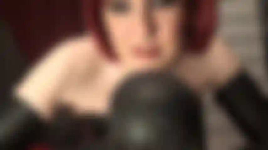 Ama tiene tus agujeros hambrientos de una enorme polla negra - una vez que la hayas lubricado con tu linda boca, tu diosa de cuero te dará toda la longitud en tu culo de puta.