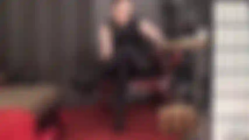 Estas piernas te vuelven loca: disfruta de esta provocación con piernas cruzadas y extendidas con un vestido de pvc brillante y medias de spandex brillantes leohex negras y botines de charol.