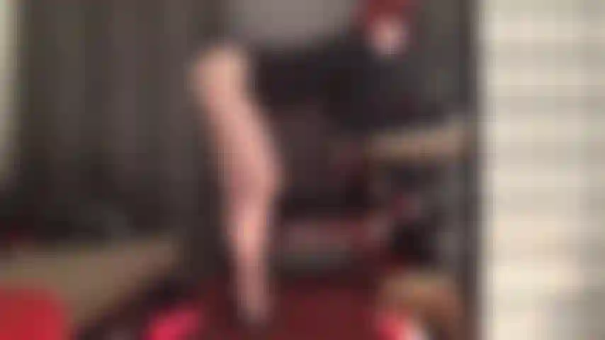 Haciendo alarde de sus increíbles piernas en pantimedias, arcos altos y escote tentador en pantimedias marrones transparentes, la amante te remata en sus suelas y dedos de nailon.