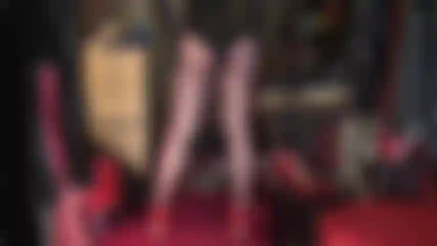 La señora vivian sabe cómo provocar tu palpitante polla con su increíble cuerpo en medias marrones brillantes, tacones de acero rojos y un sexy body de corte bajo.