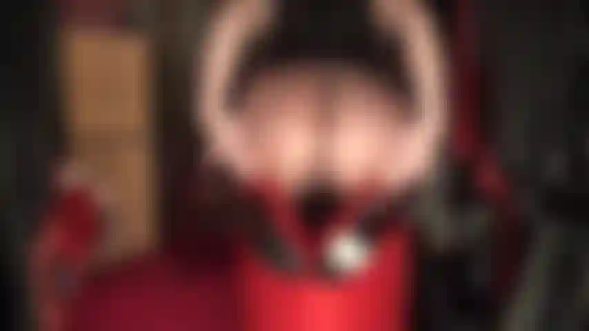 Adoro el maravilloso culo y los pies revestidos con medias de nailon de la amante vivian, medias marrones brillantes sobre medias superiores de encaje blanco transparente.