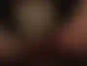 Una vista sexy y provocativa entre las piernas de pantimedias brillantes de la amante que revelan bragas de satén sedoso debajo.