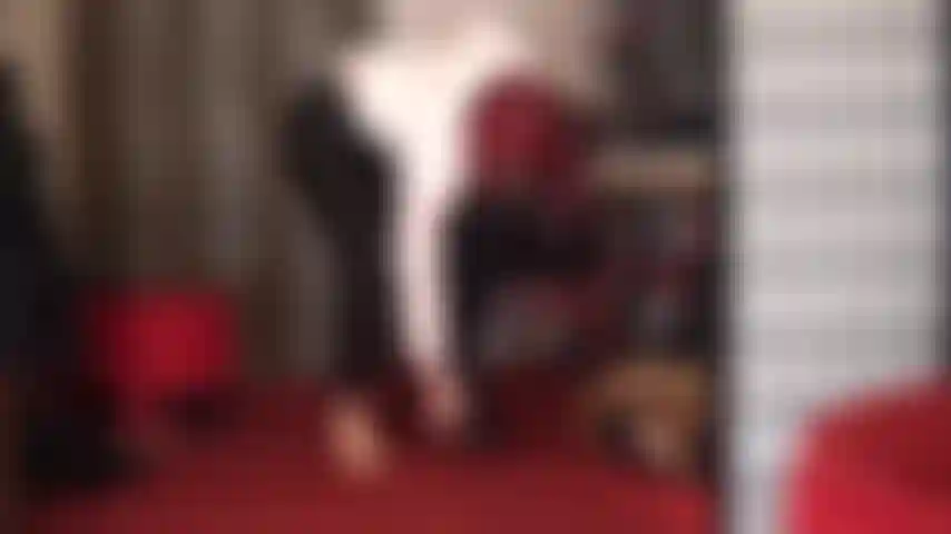 Cambio de atuendo de linda blusa y leggings a botas de pvc brillante, chaqueta y guantes.