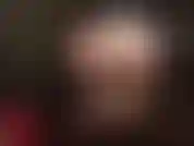 Adoración de culo, strap-on negro masivo y fetichismo de pies en pantimedias color piel.