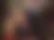 Acaricia para tu amante en un sexy top de cadena, pantalones cortos sexys y botas altas y brillantes.