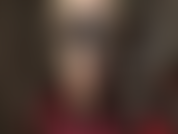 El cuero sexy y las cadenas te vuelven loca. Ama combina este diminuto body fetichista con medias color canela brillantes y guantes de vinilo brillantes.