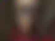 El cuero sexy y las cadenas te vuelven loca. Ama combina este diminuto body fetichista con medias color canela brillantes y guantes de vinilo brillantes.