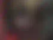 Amante del látex morboso con capucha, guantes, botas y gran strap-on blanco.