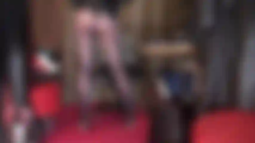 La diosa de las pantimedias se sienta en tu cara, te da de comer su saliva y te mete su pie de nailon en la boca. Pantimedias brillantes de color azul oscuro.