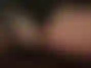 Mi polla enorme está chorreando! Mira cómo me masturbo con saliva goteando de la punta. ¡Lámela, puta!