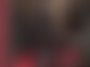 Una diosa fetichista del látex pervertida en un traje de gato de goma negro con capucha y un arnés bbc.