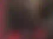 Una diosa fetichista del látex pervertida en un traje de gato de goma negro con capucha y un arnés bbc.