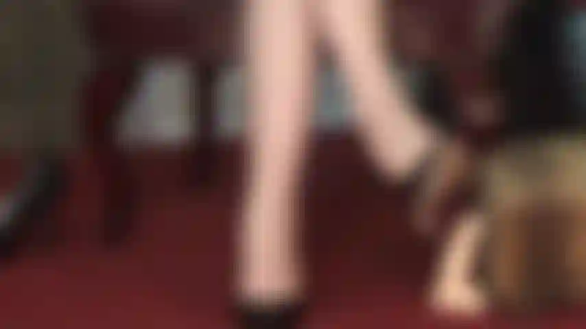 El amor duele: tu polla esclava siente el amor de mis tacones de aguja, mi látigo y mis pies en pantimedias.