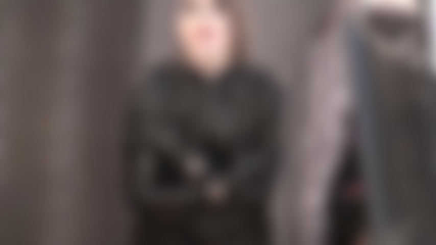 Curvas sexys abrazadas por un cuero negro ajustado. El cuero es tu mayor debilidad.