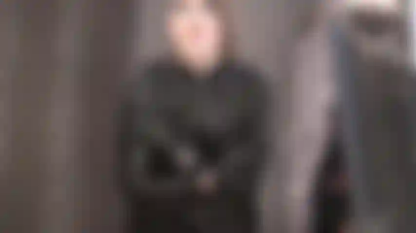 Curvas sexys abrazadas por un cuero negro ajustado. El cuero es tu mayor debilidad.