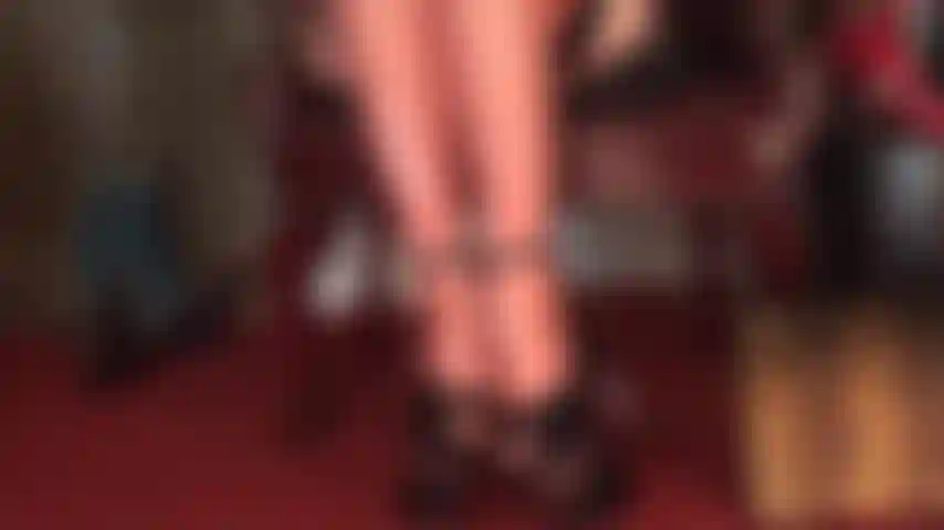 Pies con medias de látex transparente y tacones de plataforma. Los dedos de las medias de látex extrabrillantes y transparentes se asoman por los tacones de plataforma. Las plataformas altas y los pies revestidos de goma son tu mayor fetiche.