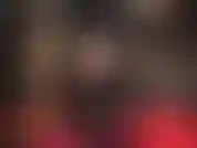 Pajas de cuero y piel: botas altas de cuero hasta la rodilla, minifalda de cuero y un abrigo largo de piel suave.