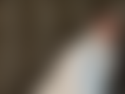 Ama exhibe el maravilloso fetiche de los cuellos levantados de las chaquetas y abrigos de cuero en capas.