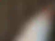 Ama exhibe el maravilloso fetiche de los cuellos levantados de las chaquetas y abrigos de cuero en capas.