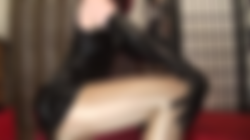 Intensa indulgencia fetichista con guantes de látex negro.