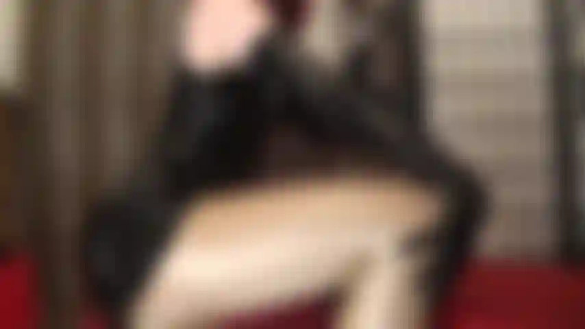 Intensa indulgencia fetichista con guantes de látex negro.