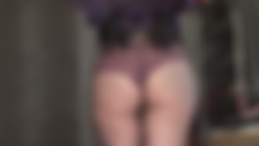 Coqueta con bragas de satén. Te encantan las lindas bragas de mi ama. Si tan solo pudieras usarlas y frotar tu clítoris en ellas... ¡Igual que la chica que eres!