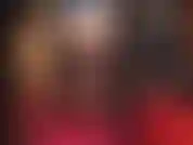 Increíblemente caliente, corta y provocativa con culo descubierto, medias con costura en la parte superior de encaje, ligas, tacones altos y un strap-on enorme.