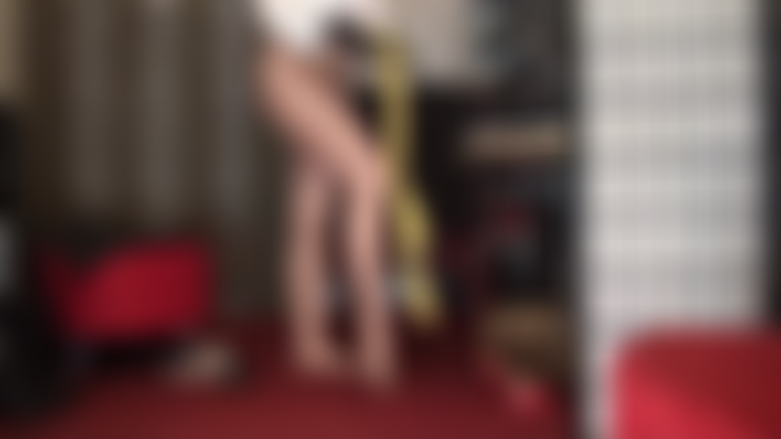 Ama bien dotada, con hasta cuatro pollas negras enormes en medias amarillas, mientras tu clítoris se excita al máximo. Dominación con strap-on, fetiche de medias y medias.