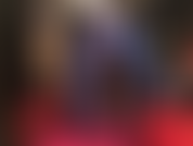 ¡Guau! Estas medias de nailon coloridas son realmente sensuales. Piernas en pantimedias azules sensuales y tacones de aguja para provocarte. Piernas cruzadas. Fetiche de pies.