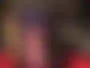 El culo redondo perfecto de la señora vivian se ve increíble en esta falda de látex con cordones en la espalda de color púrpura con pantimedias brillantes y transparentes de color púrpura.