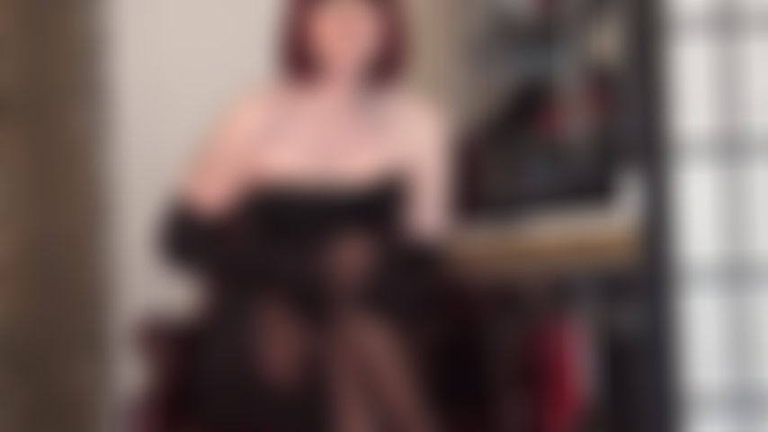 Medias negras con costuras hasta los muslos, seduciendo con sus labios pintados de negro y la costura de sus hermosas medias, la amante sabe que lo que realmente quieres es empujar tu polla en el pliegue de sus piernas cruzadas.