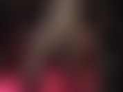 Mules de plataforma altos y sexys y piernas en pantimedias negras transparentes.