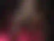 Mules de plataforma altos y sexys y piernas en pantimedias negras transparentes.