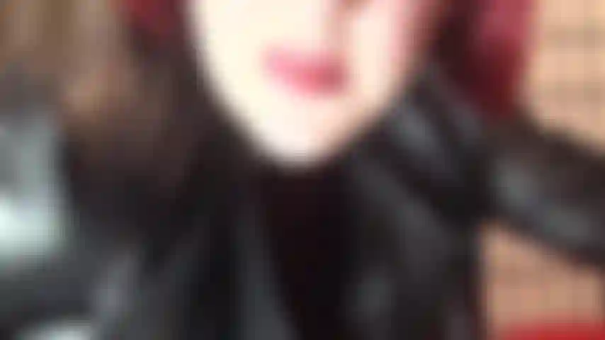 Fetichista de la saliva: la amante tiene la amabilidad de ofrecerle una bebida de su sabrosa saliva directamente de su boca pintada de lápiz labial rojo.