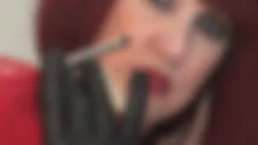 Seducción con tacones de aguja: tu deseo de lamer estos brillantes tacones plateados es inmenso. Mi ama te provoca con su mirada cautivadora, su lengua y sus guantes de cuero sobre sus brillantes tacones rojos.