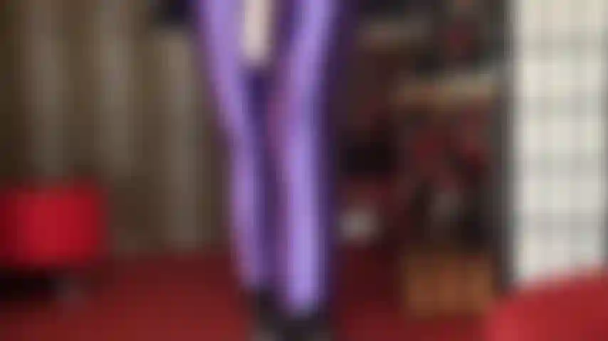 Sexo oral intenso con strap-on, medias de licra moradas metalizadas, cuero y botines. Agarra tus pelotas mientras recibes la polla de mi ama.