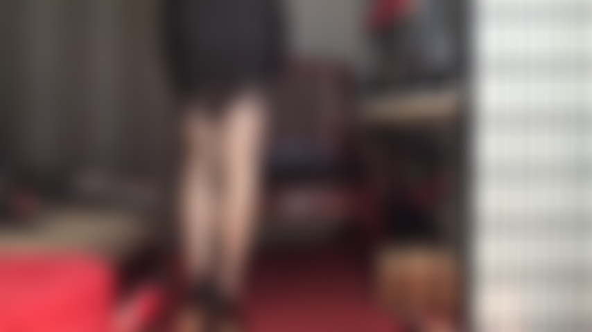 Ligas, medias de nailon vintage negras con costuras, guantes sexys y tacones que excitan tu polla. Medias sobre medias color piel brillante. Cuánto de esta provocación brillante puede soportar tu polla?