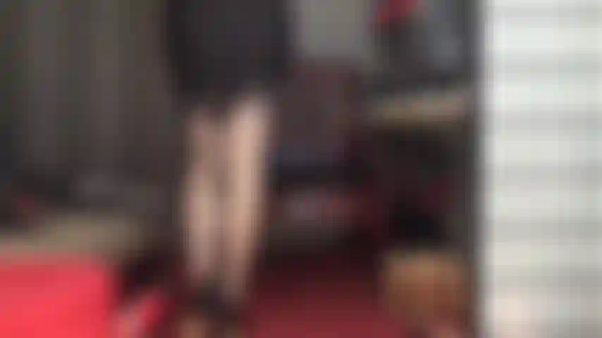 Ligas, medias de nailon vintage negras con costuras, guantes sexys y tacones que excitan tu polla. Medias sobre medias color piel brillante. Cuánto de esta provocación brillante puede soportar tu polla?