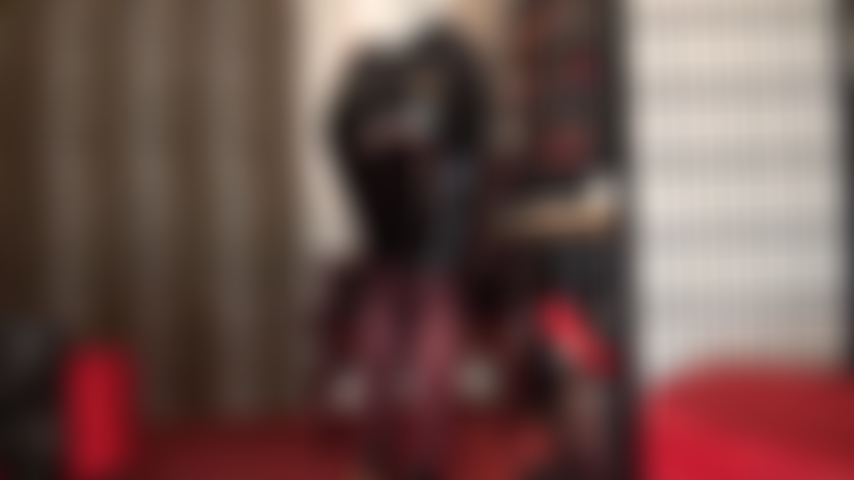 Admiro el increíble culo de mi amante en una falda lápiz de pvc brillante y medias opacas marrones con bragas de encaje debajo.